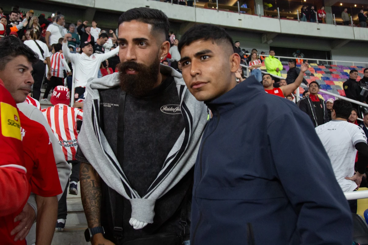 EN LA TRIBUNA. Orellana posa con los fanáticos que se acercan a pedirle foto.