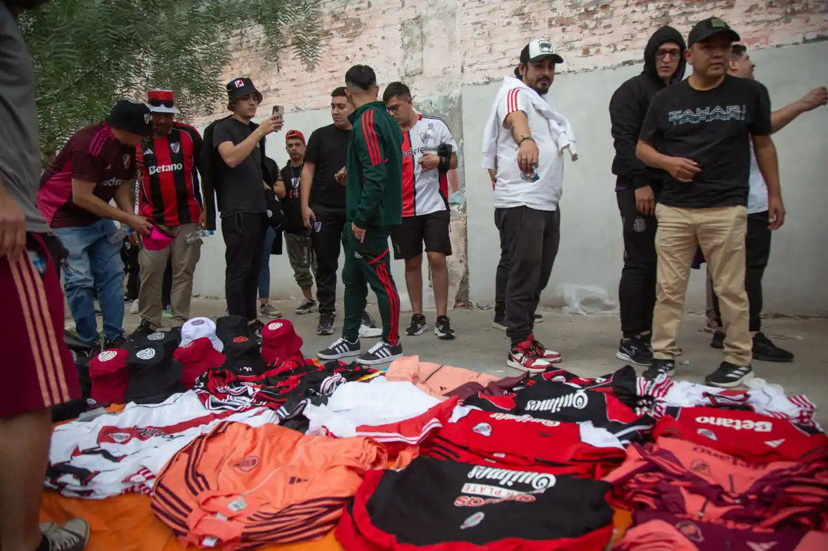 No me quería perder esta fiesta: River movilizó una multitud en Santiago del Estero para enfrentar a San Martín