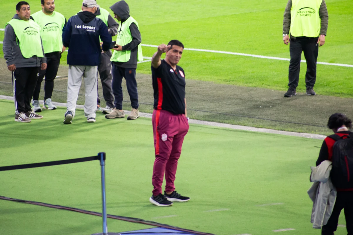 TODO ÓPTIMO. Campodónico saluda a la tribuna con hinchas de San Martín al hacer el reconocimiento del campo de juego. FOTO DE DIEGO ARÁOZ