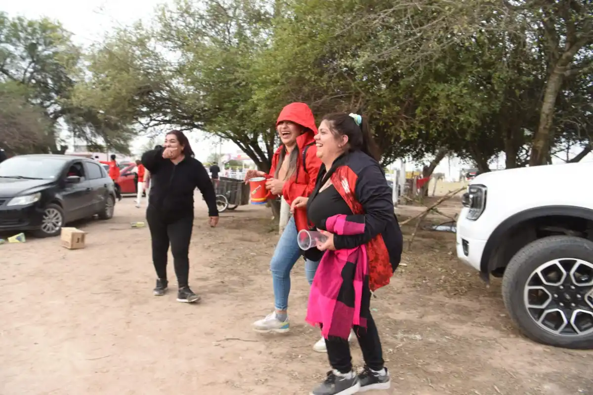 COMPLICIDAD. Entre ellas ya inventaron apodos y códigos para hacer chistes y amenizar la espera del comienzo del partido.