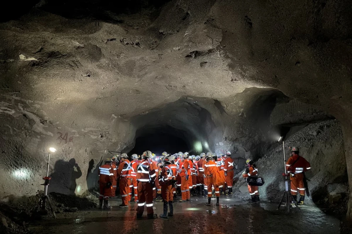 LA MÁS GRANDE DEL MUNDO. Trabajadores y miembros de los medios de comunicación se encuentran dentro de la mina de cobre Codelco El Teniente.