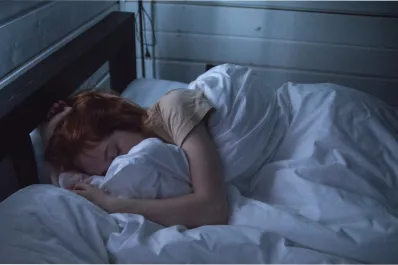 Los siete alimentos que pueden transformar tus noches: qué comer (y qué evitar) para dormir mejor