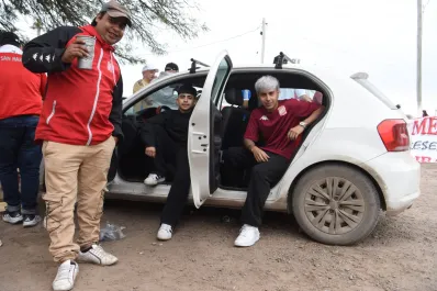 Le cortan el pelo a los jugadores de San Martín y viajaron para alentar contra River Plate