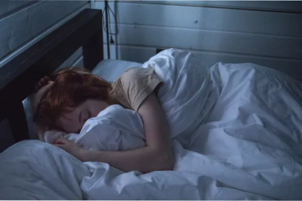 Los siete alimentos que pueden transformar tus noches: qué comer (y qué evitar) para dormir mejor