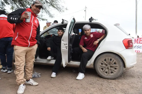 Le cortan el pelo a los jugadores de San Martín y viajaron para alentar contra River Plate