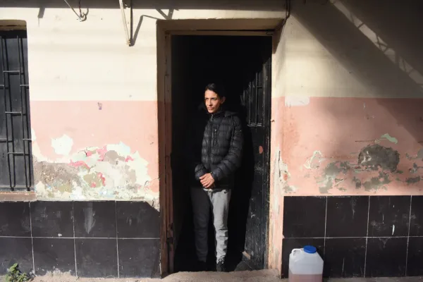 PREOCUPACIÓN. Graciela observa desde la vereda a su hijo, que camina sin rumbo. Ella, como muchas madres en La Bombilla, teme por su vida.
