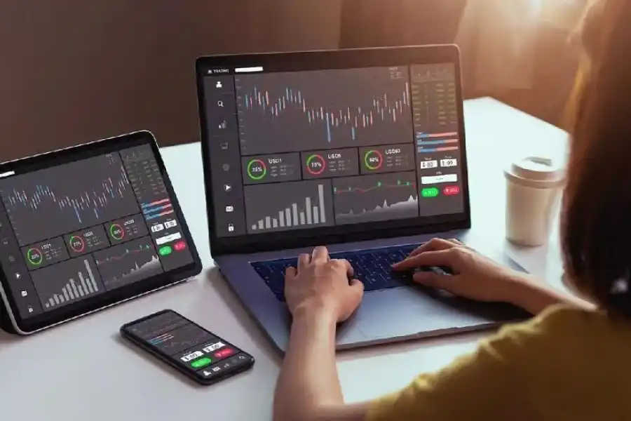 El dólar se toma un respiro tras una semana de turbulencias