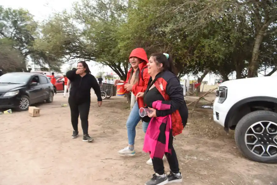 COMPLICIDAD. Entre ellas ya inventaron apodos y códigos para hacer chistes y amenizar la espera del comienzo del partido.