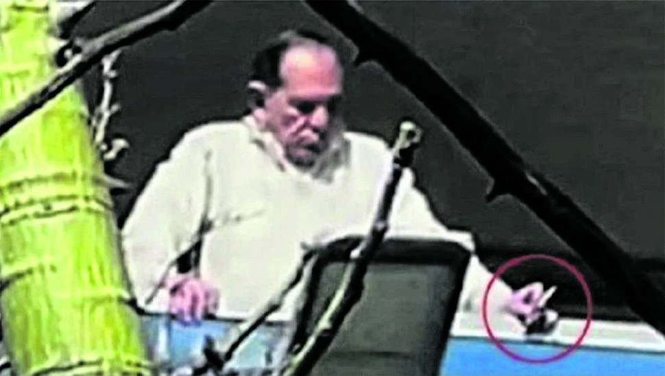 CAPTURA DE VIDEO. En el círculo rojo se aprecia que el ex gobernador en la mano sostiene un cigarrillo.  