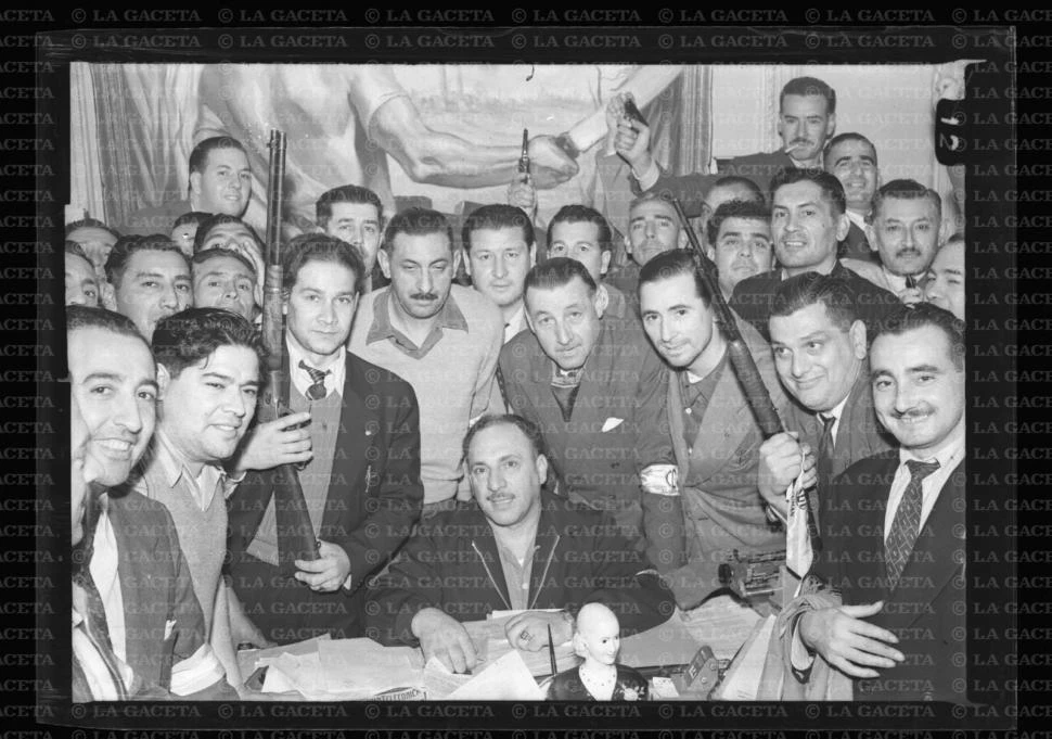 Recuerdos fotográficos: 1955. Armas en Tucumán, tras el bombardeo en Buenos Aires