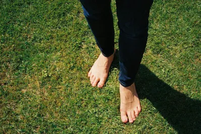 Un especialista aconseja andar descalzos para mantener los pies fuertes y sanos