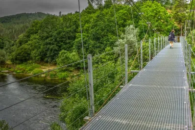Descubre la ruta más impactante de Galicia: senderismo sobre el puente colgante del río Ulla