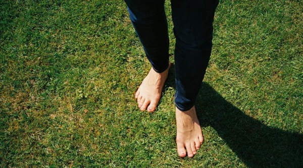 Un especialista aconseja andar descalzos para mantener los pies