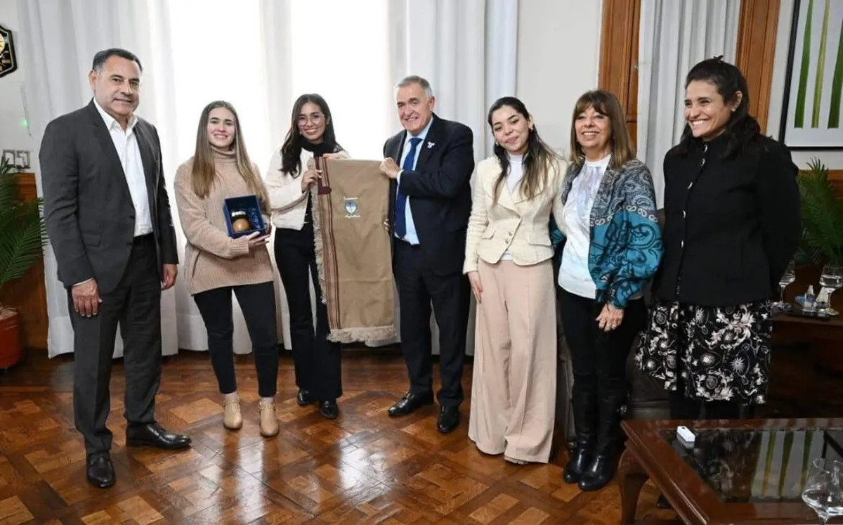 CON MATE Y PONCHO. Las cuatro docentes fueron recibidas por el Gobernador de la provincia Osvaldo Jaldo, acompañado por Regino Amado, Susana Montaldo y Virginia Ávila. / CORTESÍA VALENTINA EGEA