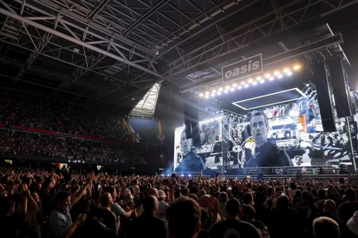 TRAGEDIA. Un hombre murió tras caer de una tribuna en un show de Oasis.