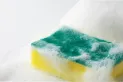 La esponja de cocina también se lava: cómo limpiarla para evitar bacterias