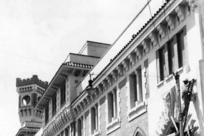 Recuerdos fotográficos: 1930-31. “El edificio del Correo se construye con un solo obrero”