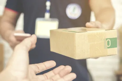 Estafan por 300.000 euros a Amazon España con falsas devoluciones: así funcionaba el fraude, según la Policía