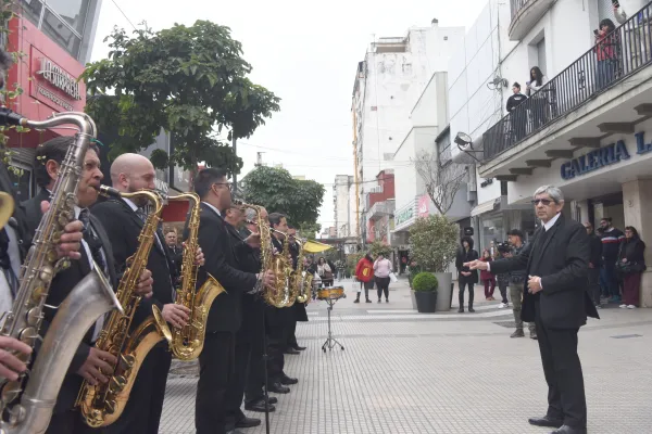 Música, emoción y tradición: así saludó la Banda Municipal a LA GACETA por su aniversario 113