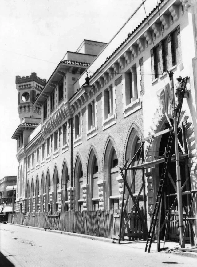 Tomás de Fradi, arriba de los andamios, construyendo el edificio del Correo.
