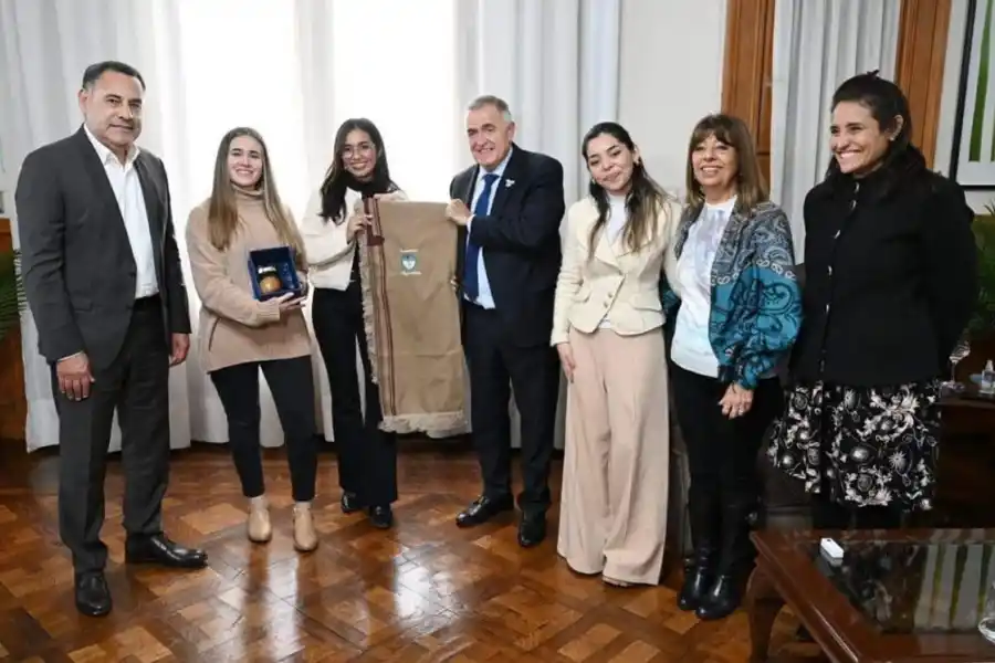 CON MATE Y PONCHO. Las cuatro docentes fueron recibidas por el Gobernador de la provincia Osvaldo Jaldo, acompañado por Regino Amado, Susana Montaldo y Virginia Ávila. / CORTESÍA VALENTINA EGEA