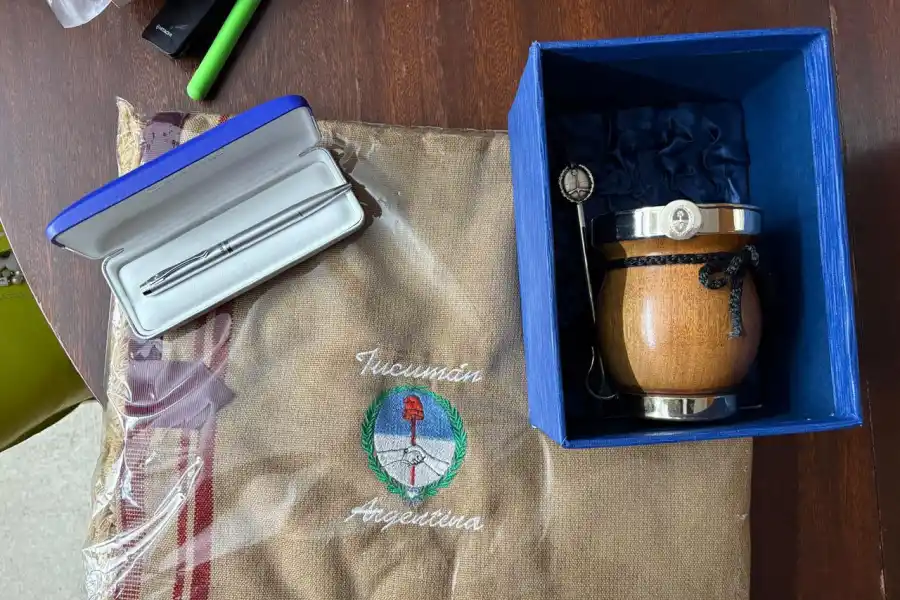 INTERCAMBIO CULTURAL. Cada una recibió mate, poncho y yerba para recordar sus raíces y compartir en Estados Unidos. / CORTESÍA VALENTINA EGEA