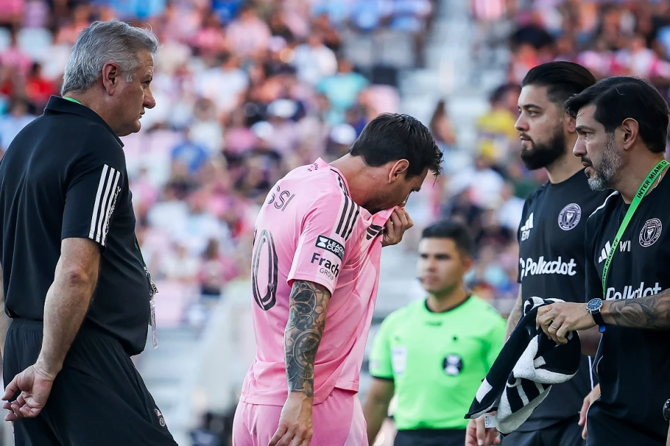 Messi volvió a lesionarse y no hay certezas: crecen las dudas sobre su presencia con la Selección Argentina