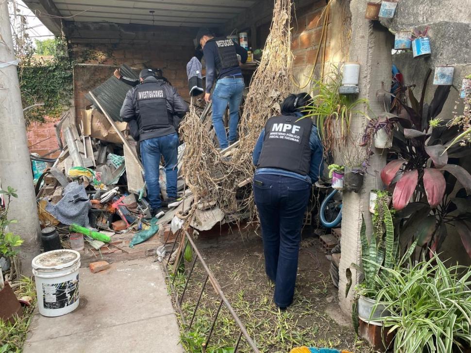 EN TODOS LADOS. Los policías buscaron las armas en un domicilio.