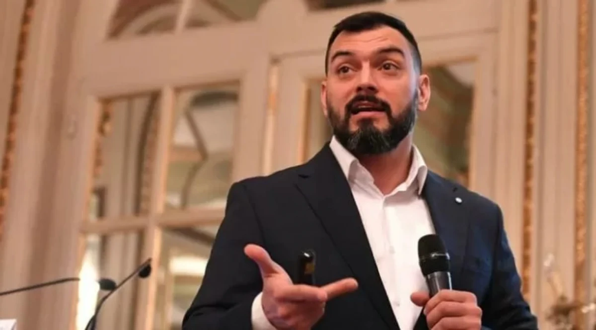 Emmanuel Álvarez Agis.