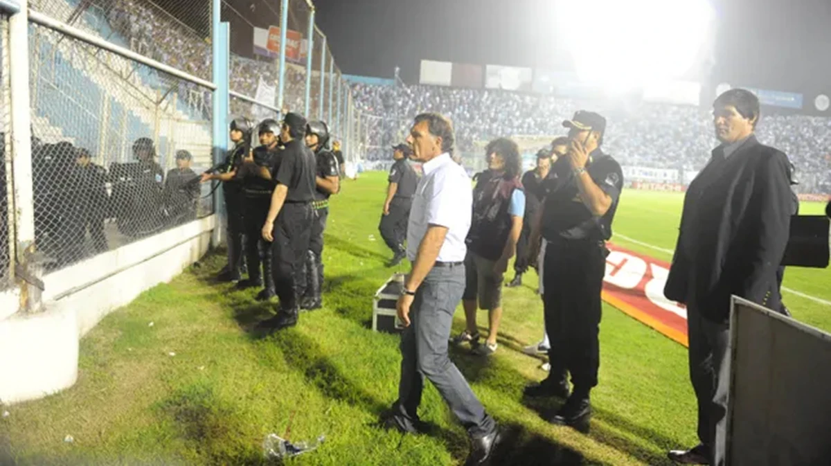 TRISTE RECUERDO. En el Monumental, Miguel Ángel Russo intenta calmar a la hinchada de Rosario Central