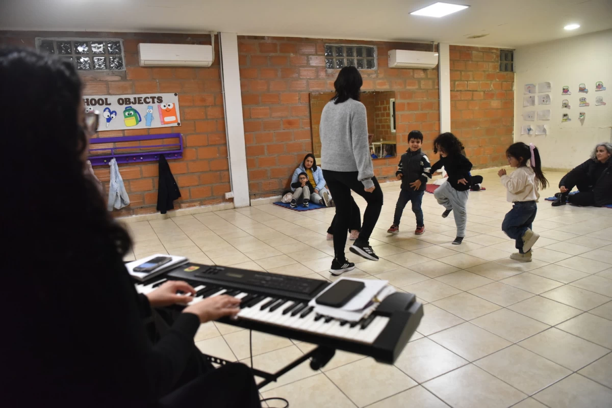 MÚSICA EN VIVO. La pianista, Celeste y la profe, Lurdes interpretan piezas musicales y coreografías pensadas para cada actividad.