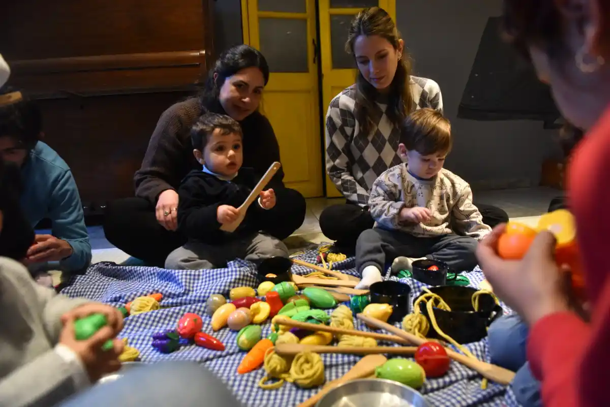 OLLAS Y FIDEOS. Con elementos cotidianos, los niños aprenden imitación y ritmo.