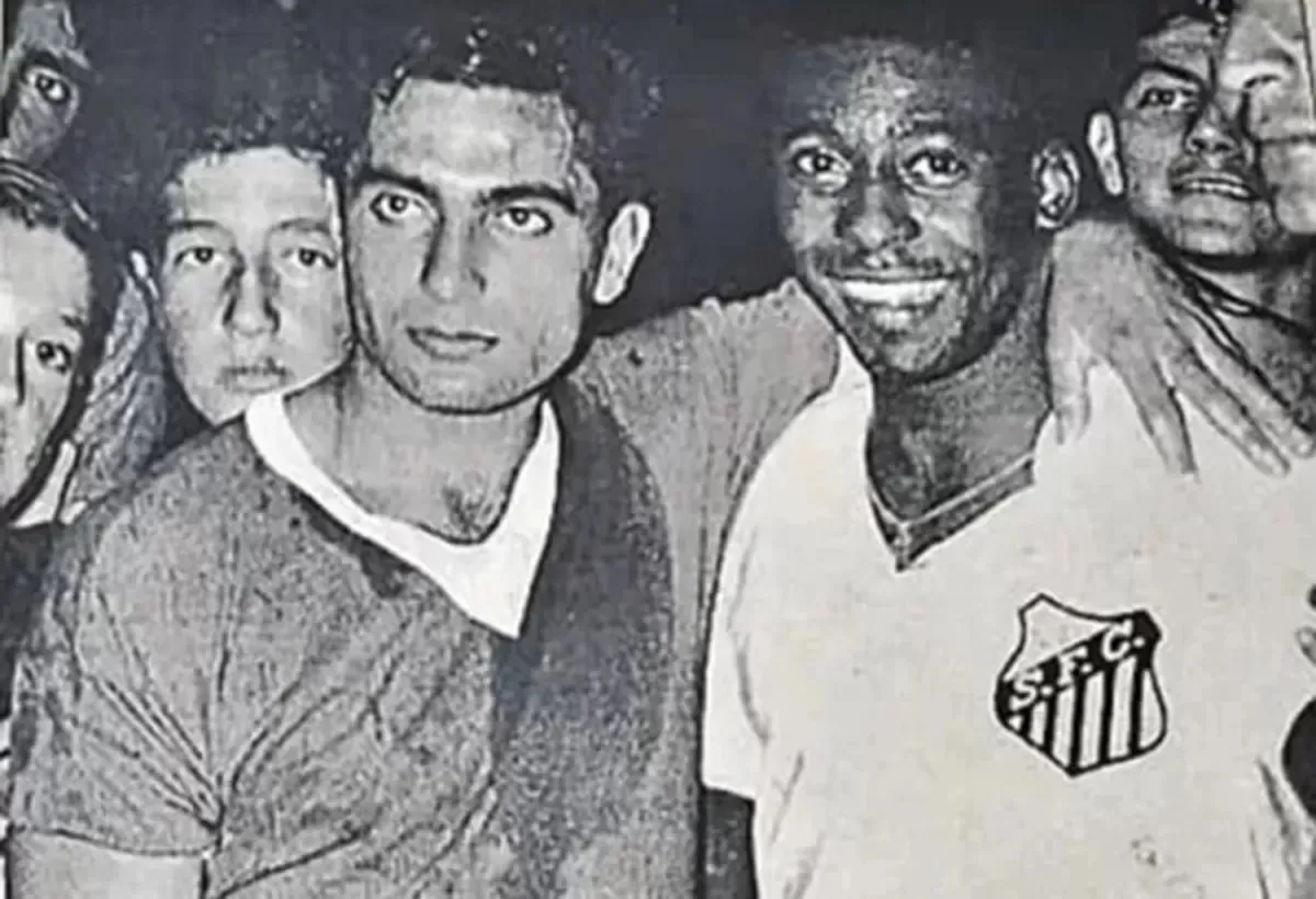 ENCUENTRO. Pelé, figura de Santos de Brasil, posa junto a Juan de la Cruz Kairuz.