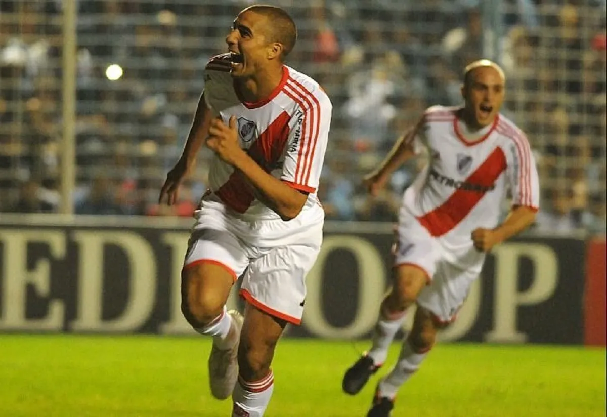 FESTEJO. David Trezeguet celebra su gol con la camiseta de River en el José Fierro.