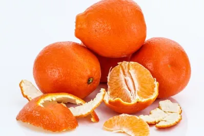 Cáscaras de mandarina y vinagre: el potente limpiador casero que desinfecta y ahuyenta insectos