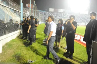 Violencia, partido interrumpido y un 4-3 salvaje: así fue la última visita de la hinchada de Rosario Central a Atlético Tucumán