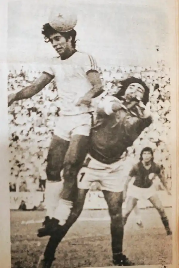 EN 1979. El 26 de noviembre de ese año, San Martín y San Lorenzo jugaron en La Ciudadela. Luis Eriberto Ignacio anticipa a Ricardo La Volpe.