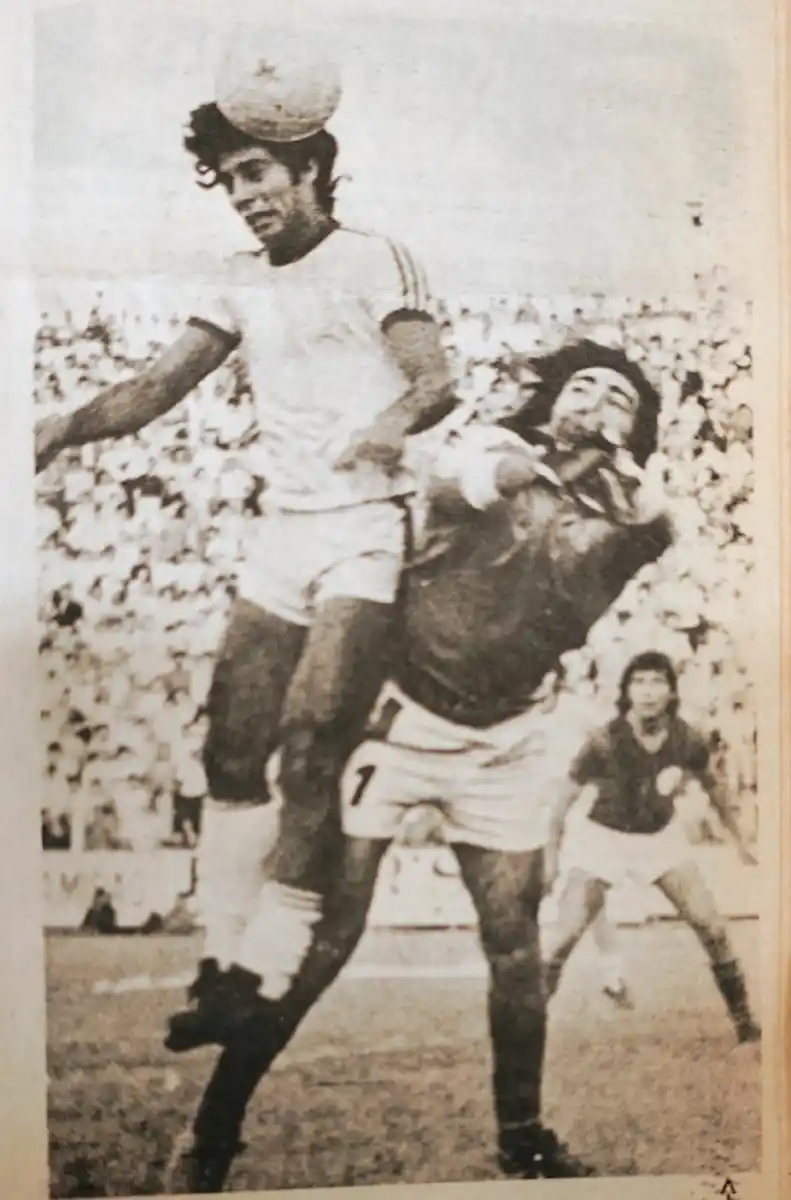 EN 1979. El 26 de noviembre de ese año, San Martín y San Lorenzo jugaron en La Ciudadela. Luis Eriberto Ignacio anticipa a Ricardo La Volpe.