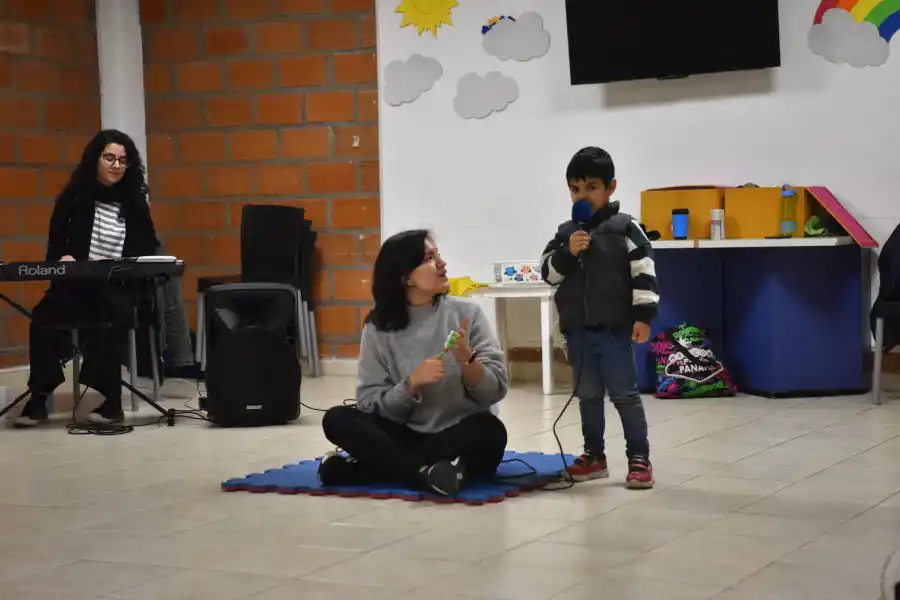 CANCIONES. El micrófono y las interpretaciones aparecen en las clases luego de los dos años.