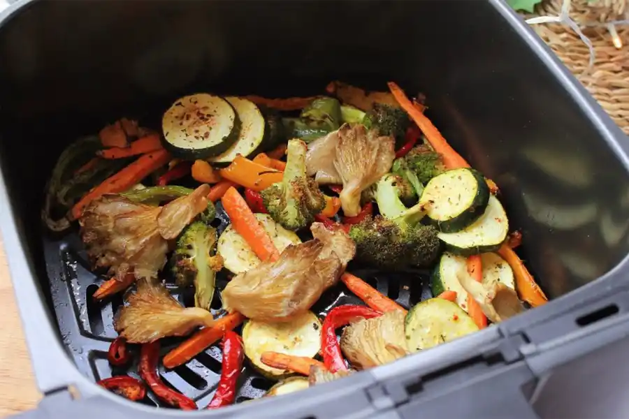 CRIJIENTES. Las verduras se pueden cocinar en una airfryer aunque es aconsejable evitar las hojas verdes.
