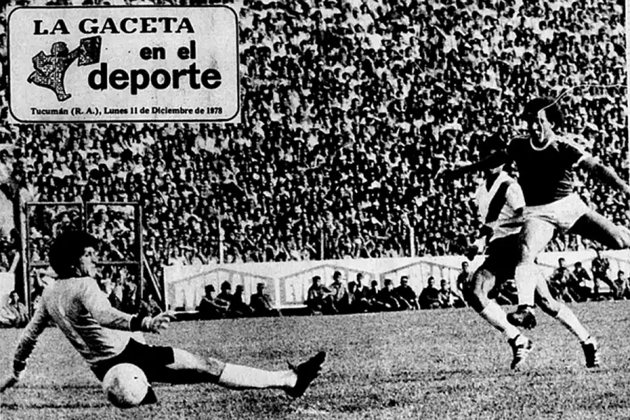 DEFINICIÓN. En 1978, River llegó a Tucumán para enfrentar a San Martín. Russo abrió el marcador a favor del “Santo” tras vencer a Fillol.