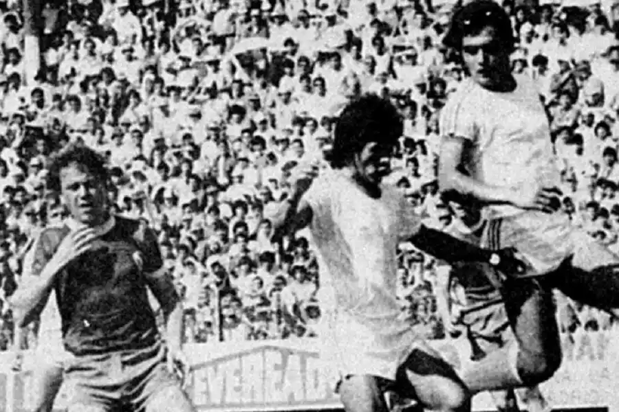 DUELO EN EL ÁREA. Juan Maguna anticipa a Omar Larrosa, durante un partido en el que San Martín y River igualaron 0 a 0 en La Ciudadela.