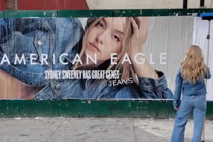 EL ANUNCIO MÁS CONTROVERSIAL. American Eagle retiró los videos de sus redes, pero mantuvo la gigantografía en Times Square. / AMERICAN EAGLE