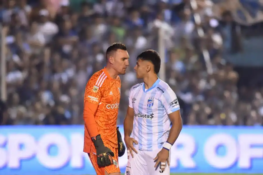 EL PRIMERO DE LOS HÉROES DE QATAR. Luego de haber alzado la Copa en el último Mundial, Franco Armani visitó el “José Fierro” en 2023. Fue en el empate 1 a 1 entre River y el “Decano”. En la foto, el arquero discute con Maestro Puch.