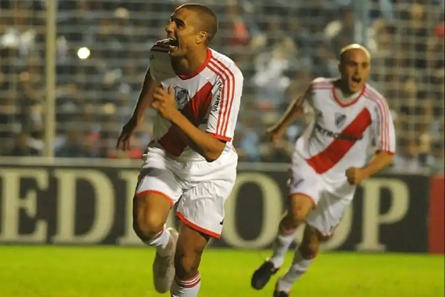 FESTEJO. David Trezeguet celebra su gol con la camiseta de River en el José Fierro.
