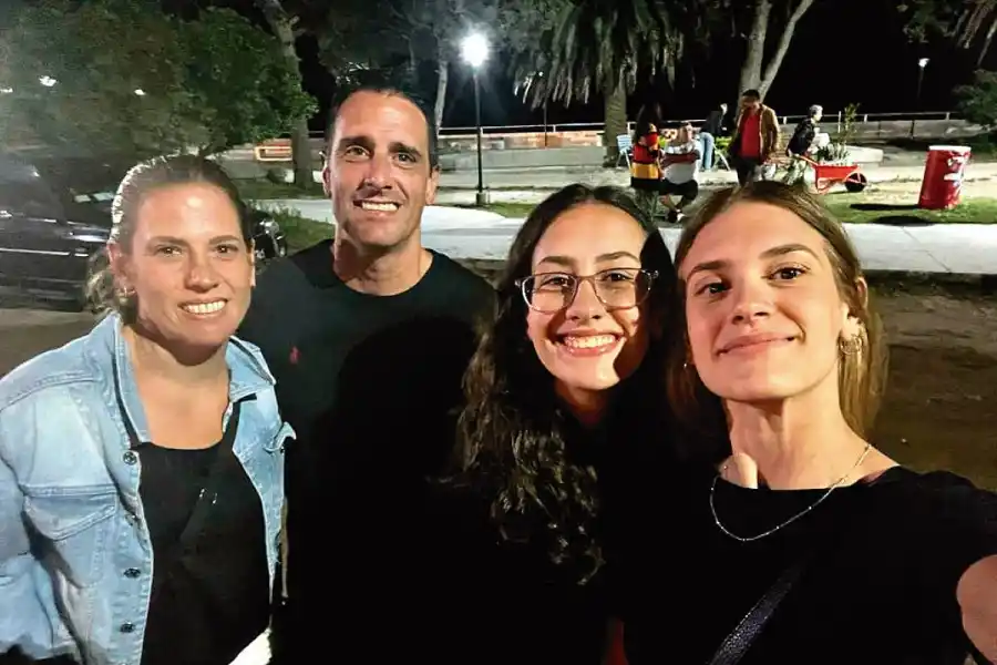 LA FAMILIA. Julieta, la pareja del DT, Mía y Briana, sus hijas, lo apoyan siempre.