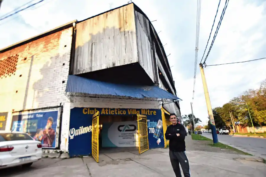 SU ESQUINA EN EL MUNDO. El DT posa en Cochabamba y Chacabuco en Tafí.