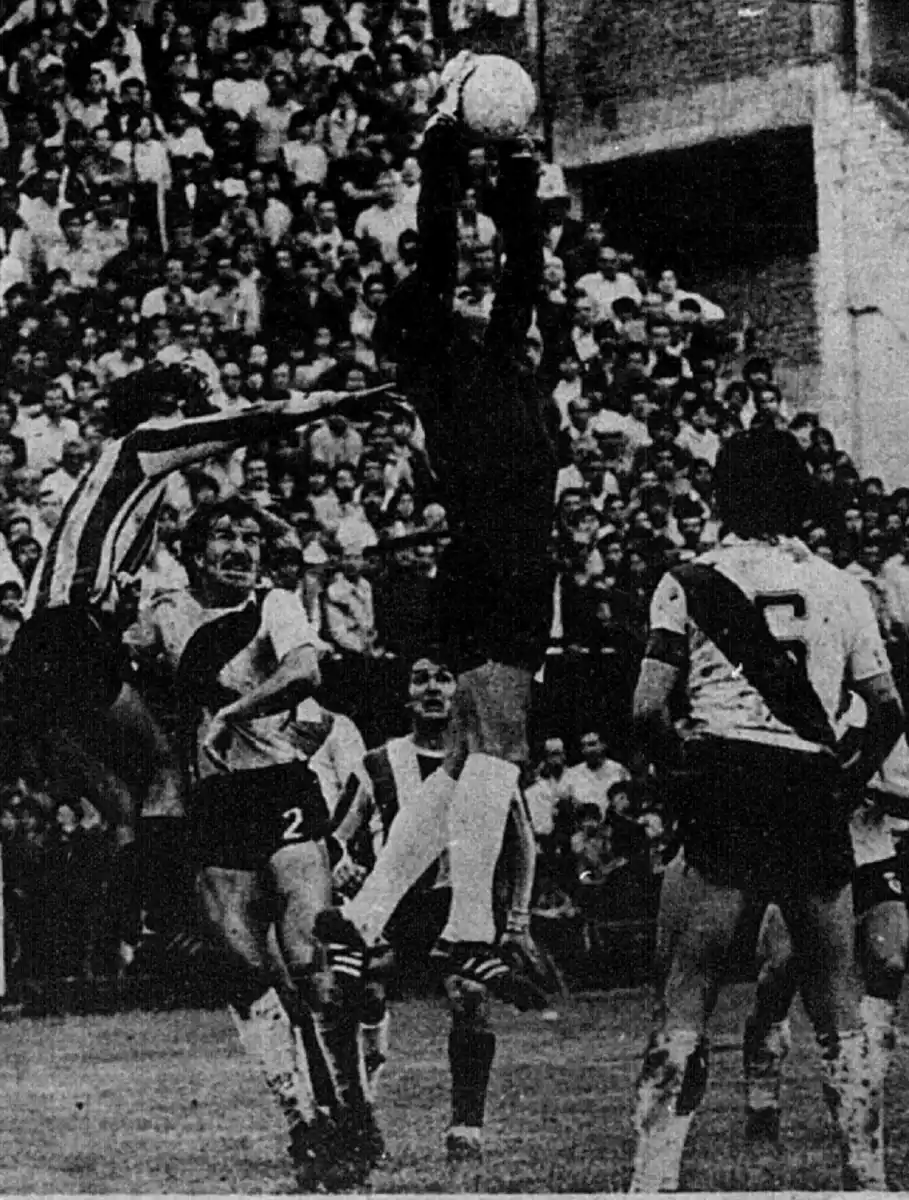 IMPONENTE. Ubaldo Fillol captura una pelota en el aire con asistencia de Giudice y de Passarella. Fue en 1981, en un juego en el que River venció 2-0 al “Santo”.