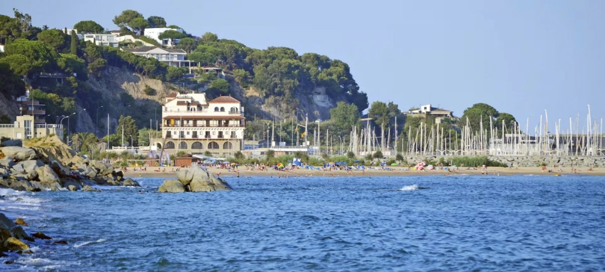 La playa con parking gratuito todo el verano a solo 40 minutos de Barcelona