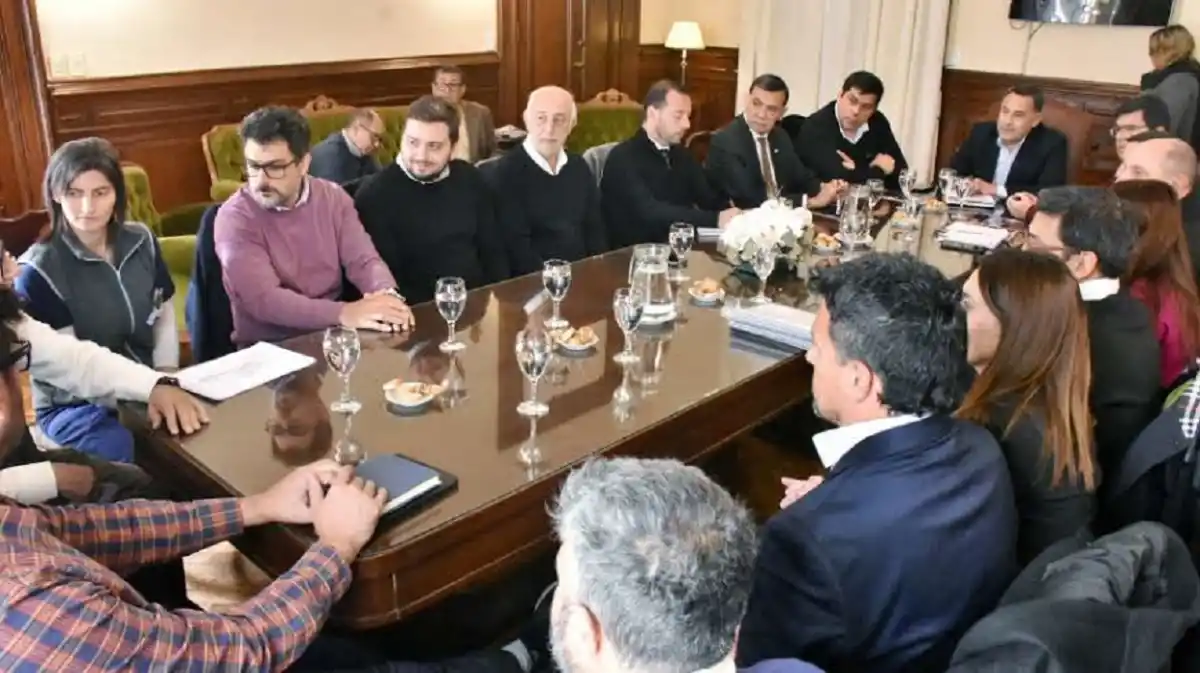 MESA LLENA. Todas las partes involucradas en intentar buscar una solución a uno de los grandes problemas de la provincia. Foto gentileza de la Secretaría de Comunicación de Tucumán.